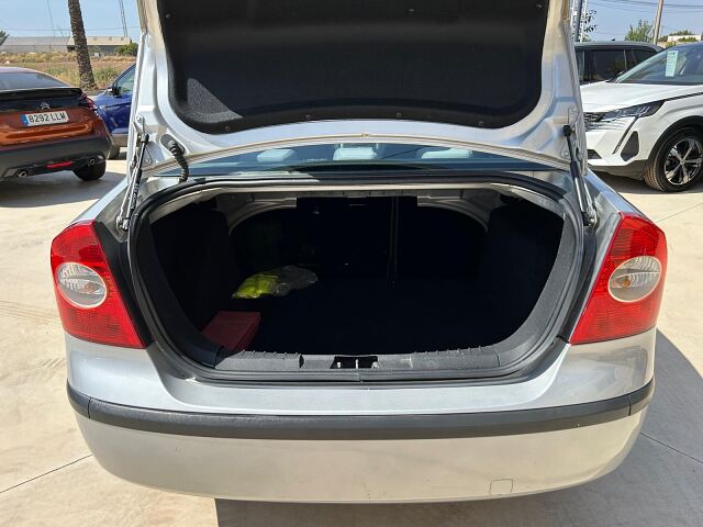 FORD FOCUS TREND 1.6 AUTO SALOON SPANISH LHD IN SPAIN 83000 MILES SUPER 2005